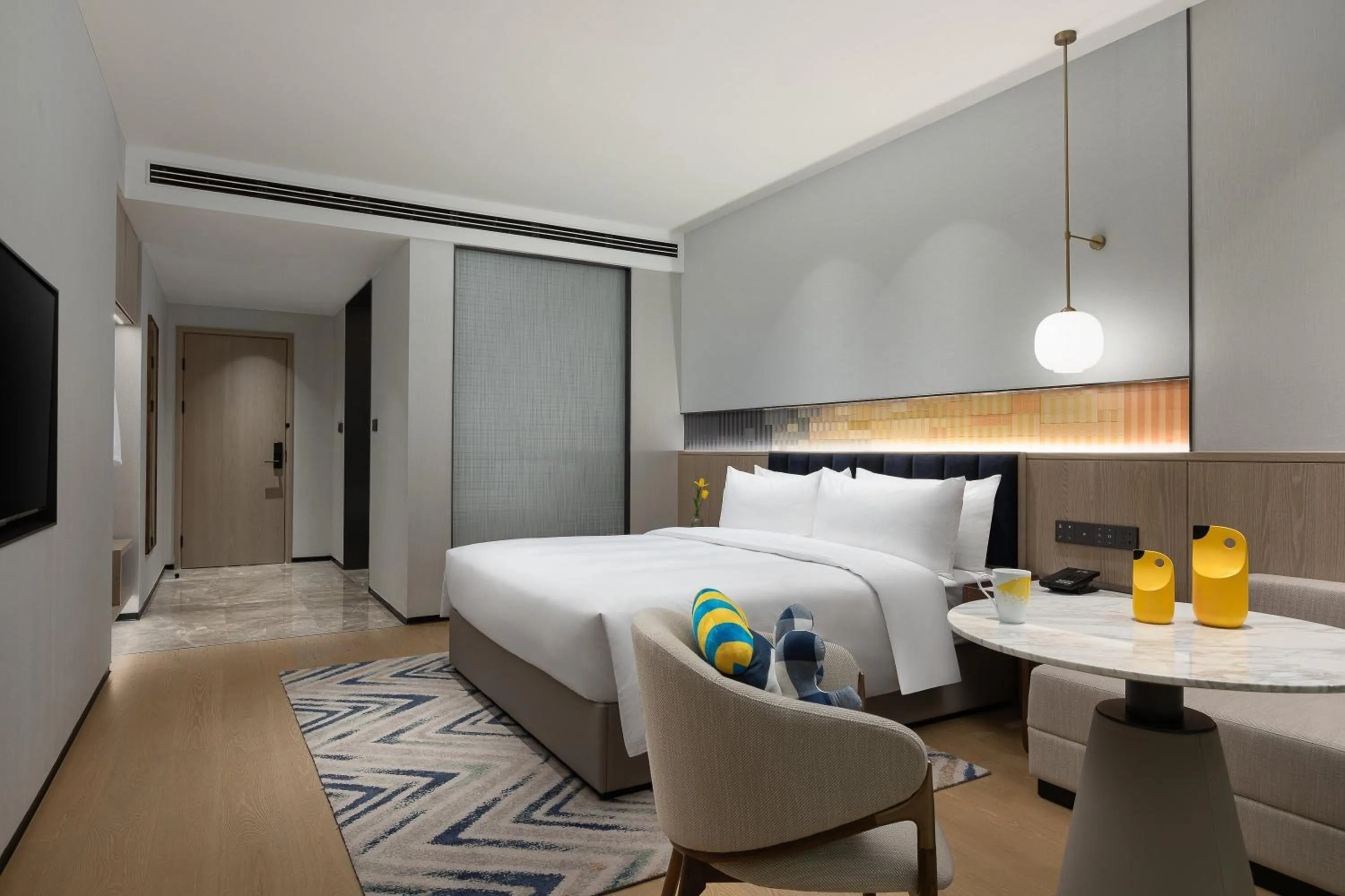 Photo of the whole room, Bed in voco Lianyungang Haizhou Bay by IHG