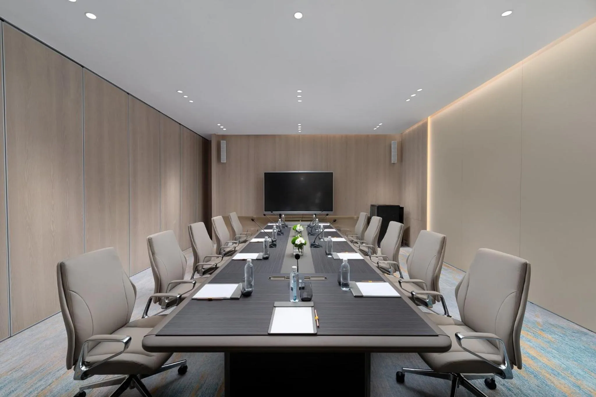 Meeting/conference room in voco Lianyungang Haizhou Bay by IHG