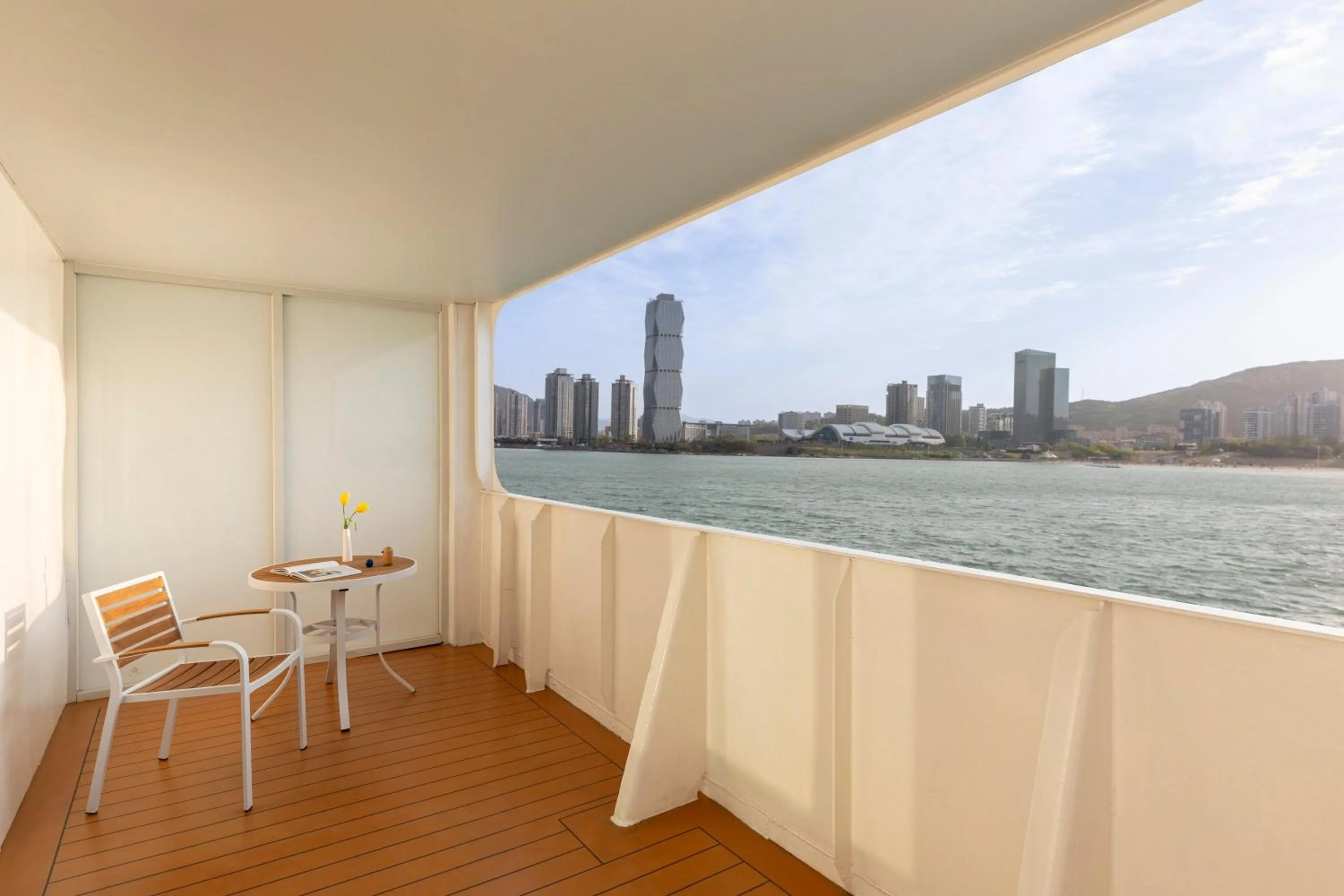 Photo of the whole room in voco Lianyungang Haizhou Bay by IHG