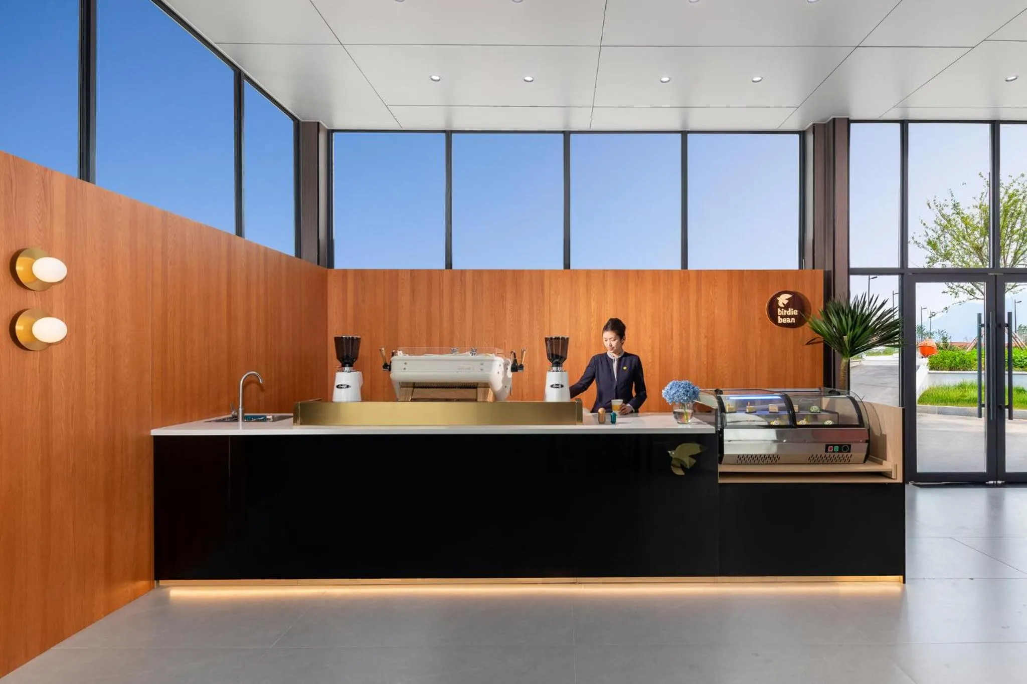 Lounge or bar in voco Lianyungang Haizhou Bay by IHG