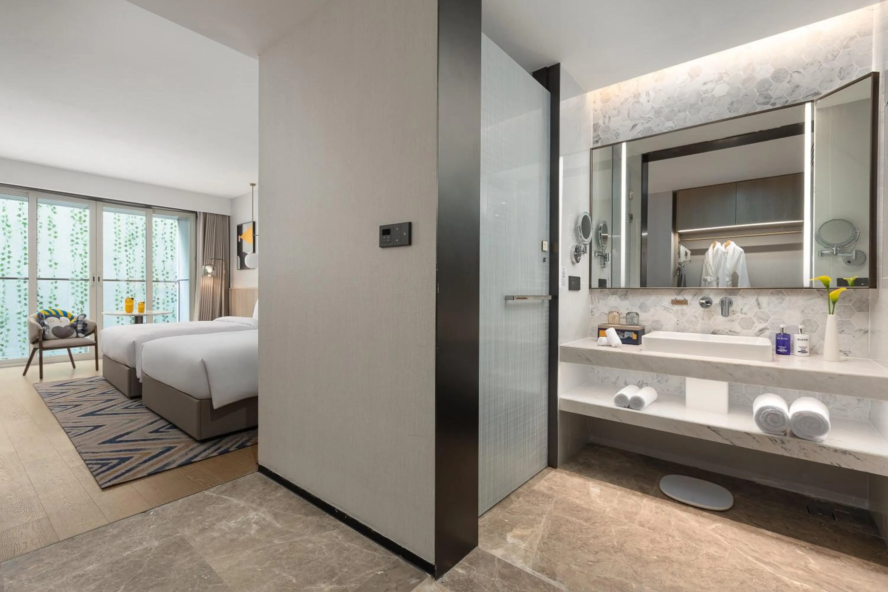 Photo of the whole room, Bed in voco Lianyungang Haizhou Bay by IHG