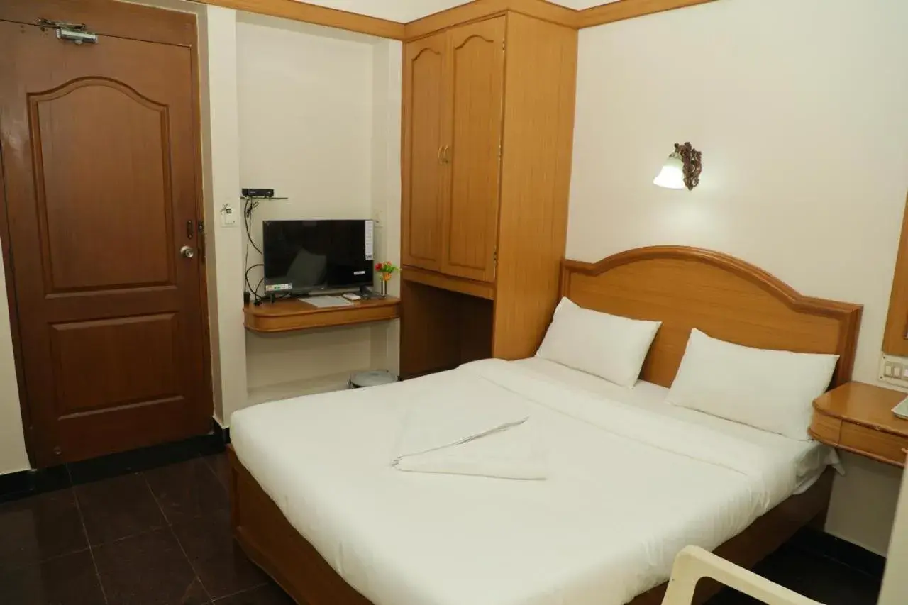Budget Double Room in Hotel Grand Palace Stay Budget Double Room in Hotel Grand Palace Stay