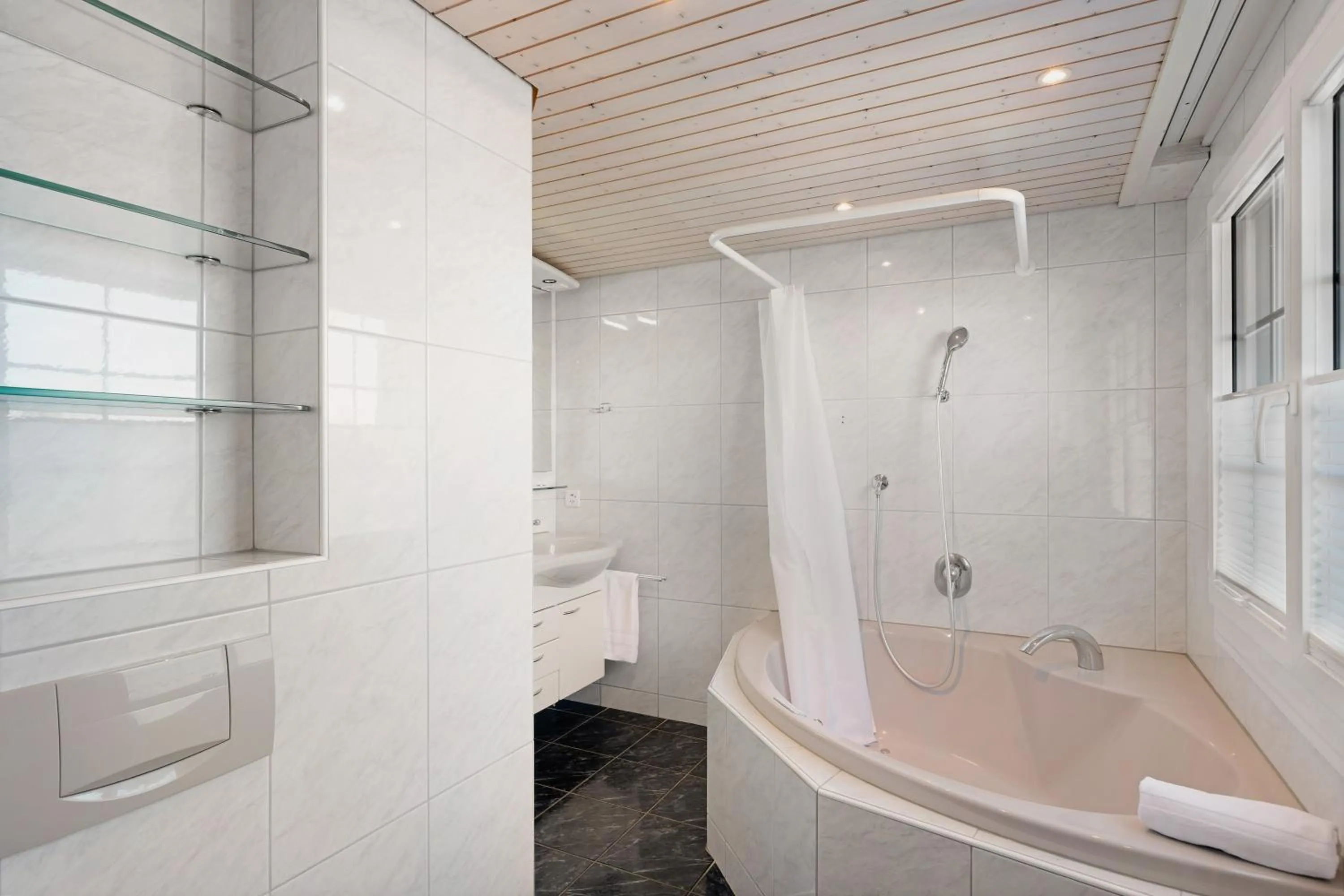 Shower in Hotel Schiff