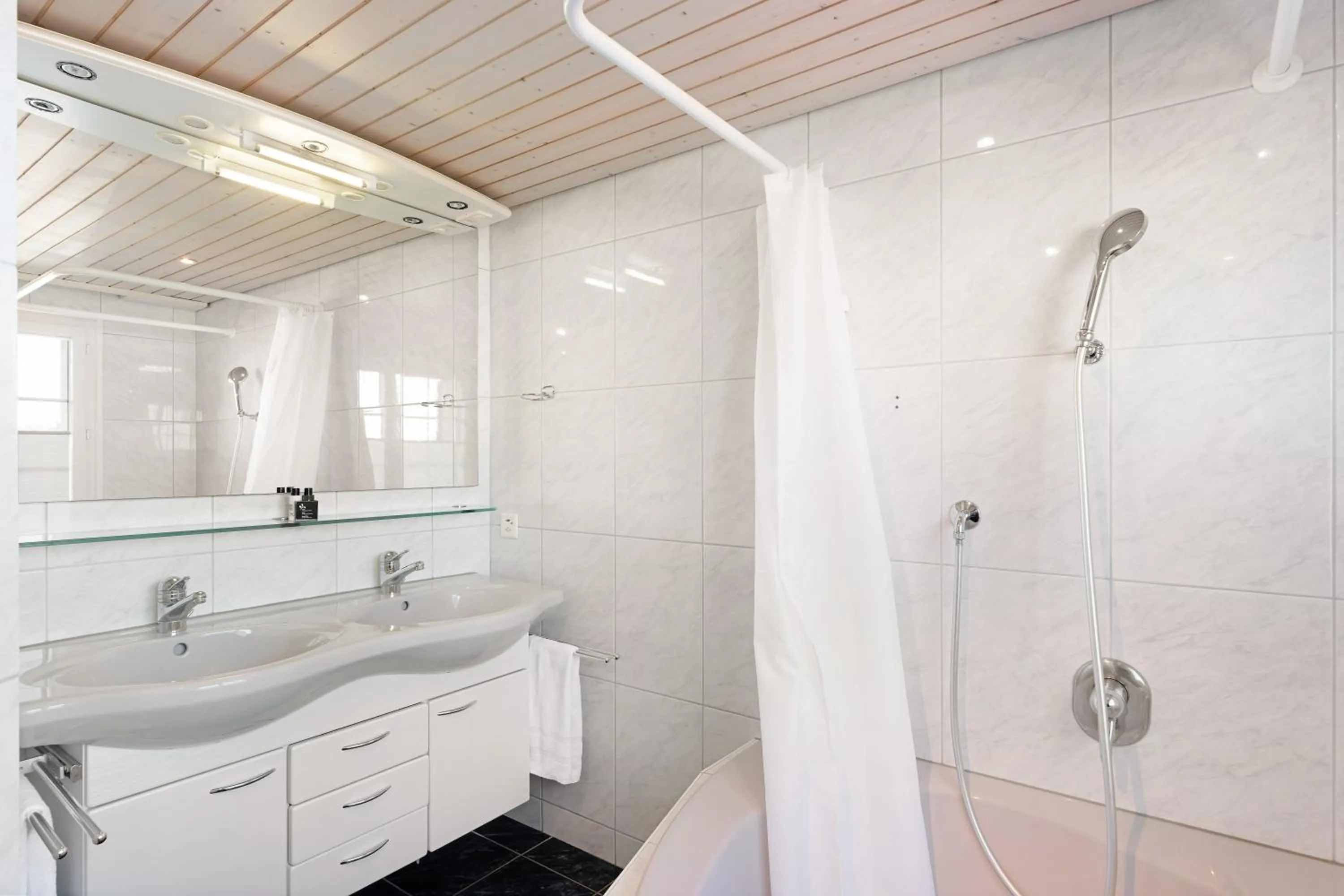 Shower in Hotel Schiff