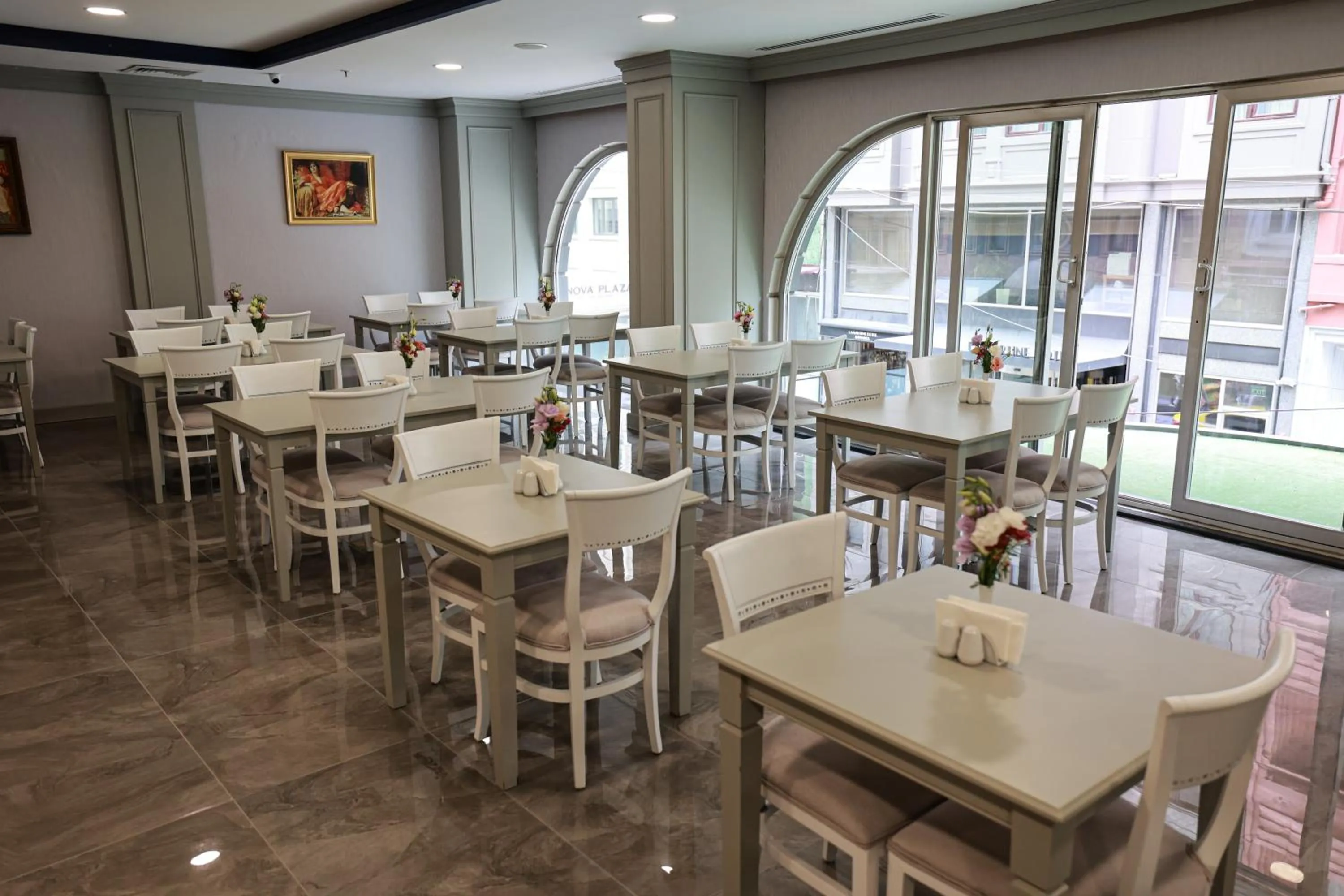 Restaurant/places to eat in Nova Plaza Orion Hotel