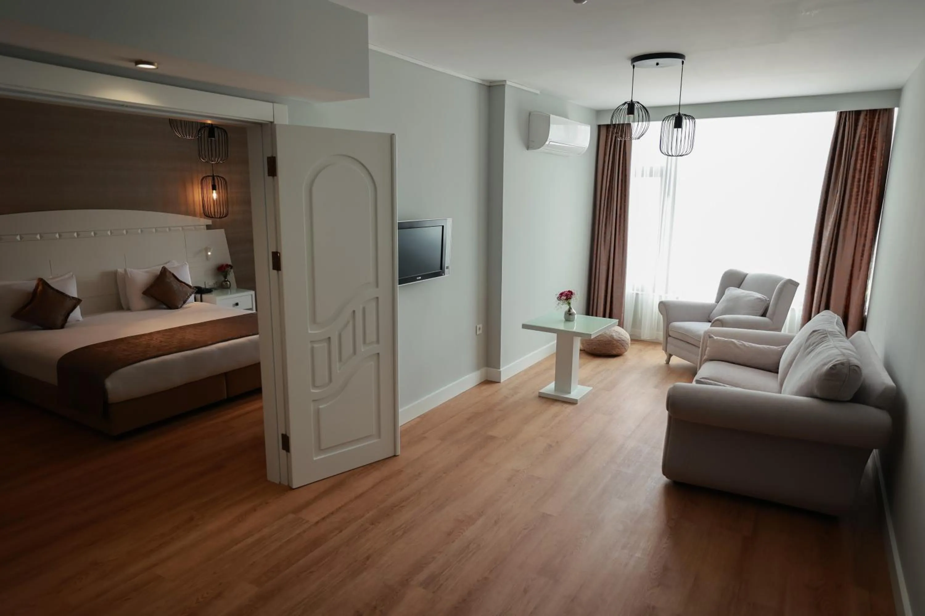 Communal lounge/ TV room, Bed in Nova Plaza Orion Hotel