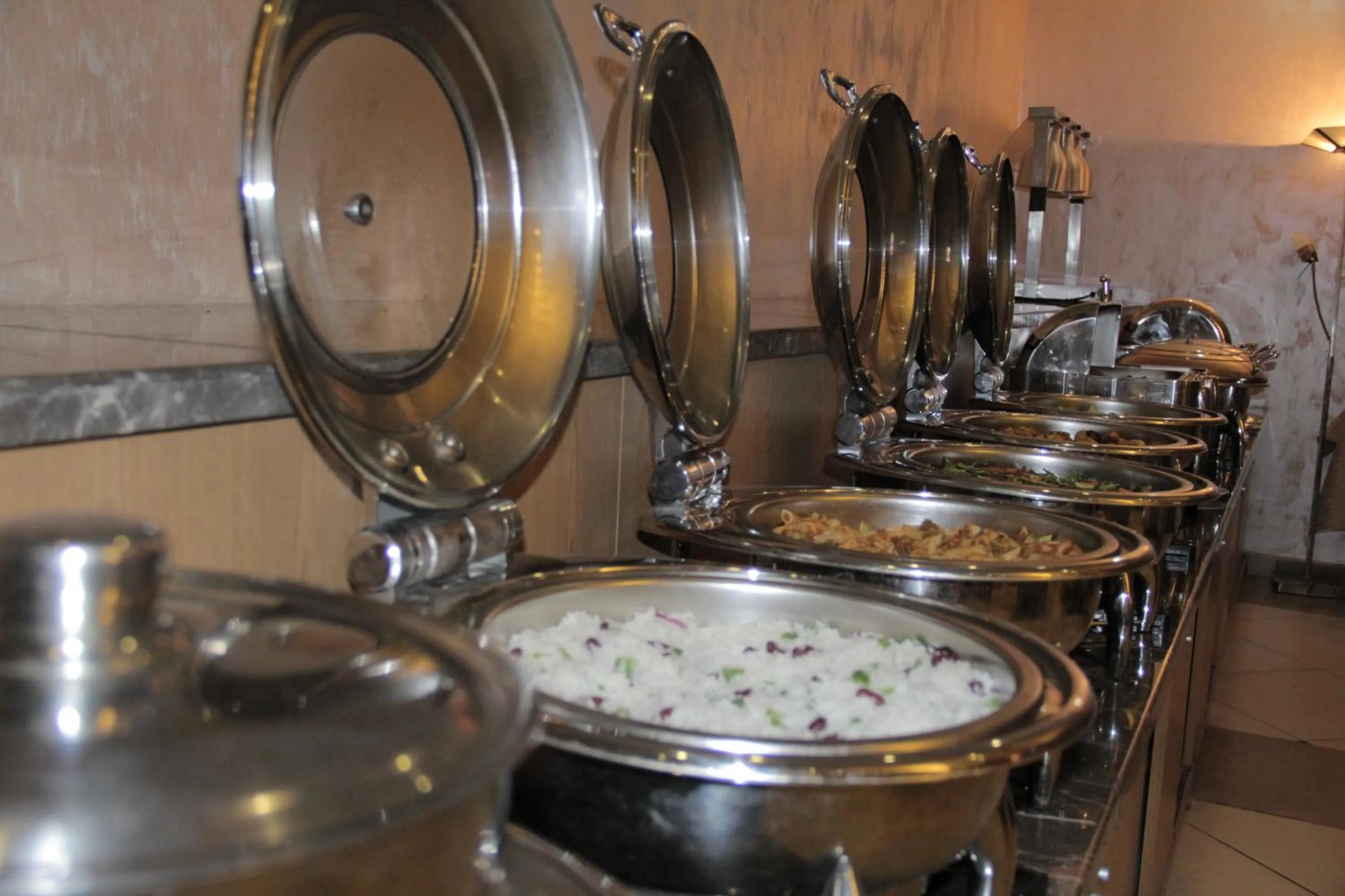 Restaurant/places to eat in Momona Hotel