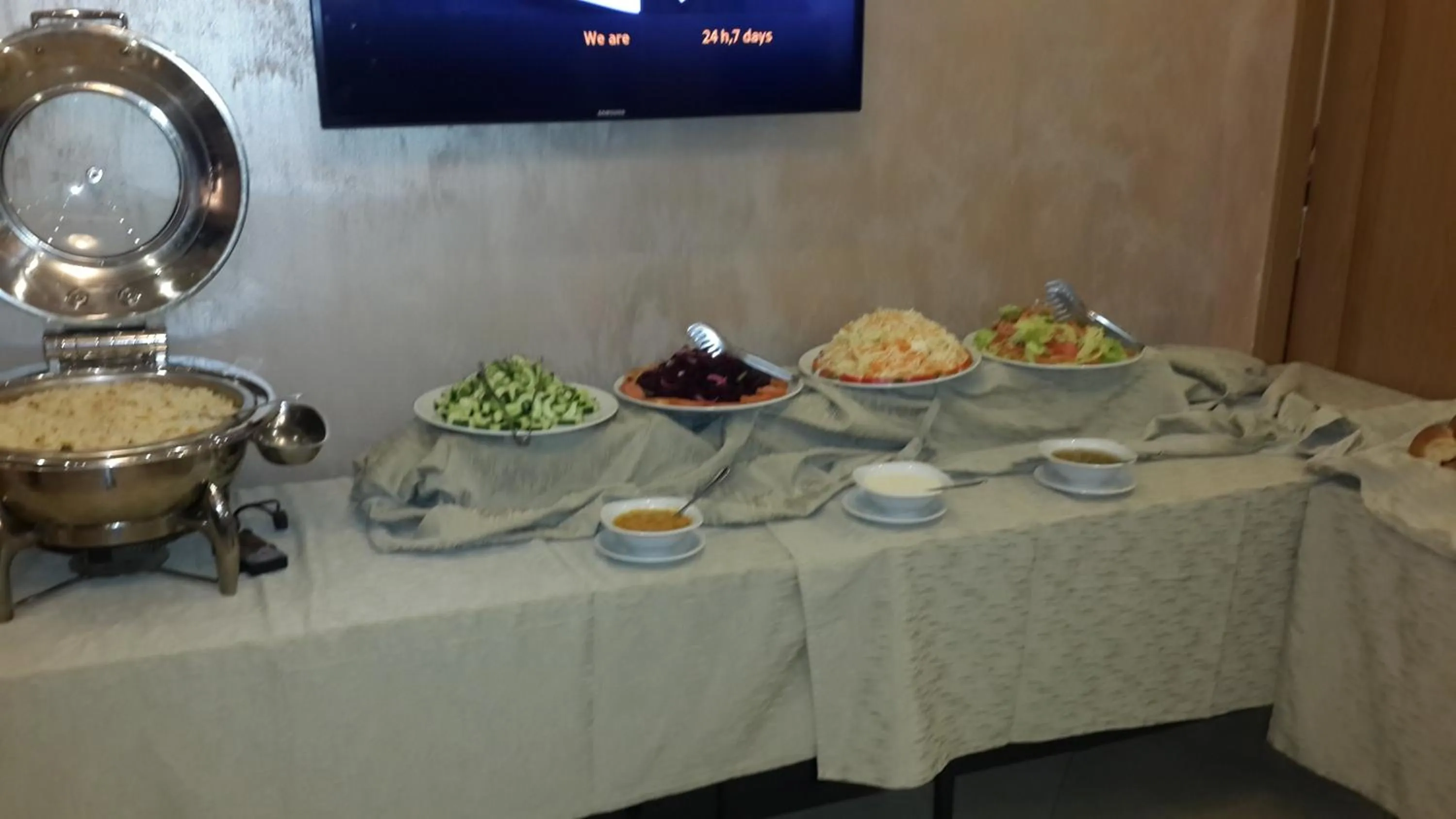 Restaurant/places to eat in Momona Hotel