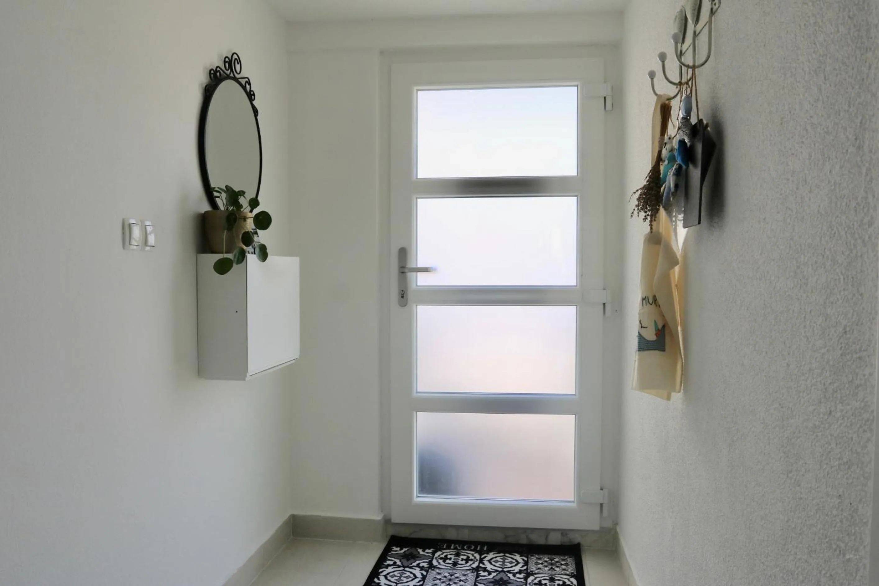One-Bedroom Apartment with Balcony and Sea View in Apartments Radman