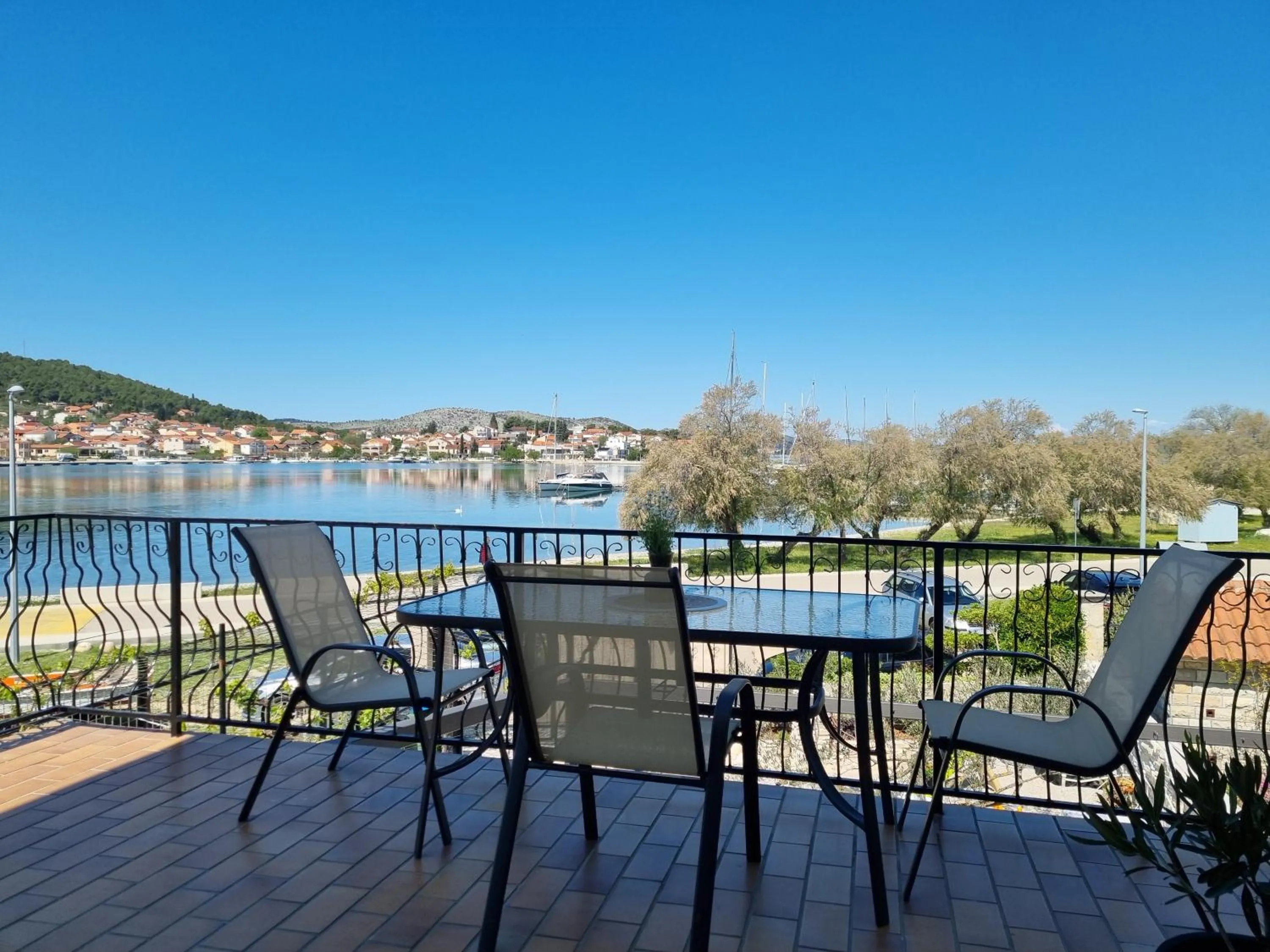 One-Bedroom Apartment with Terrace and Sea View in Apartments Radman