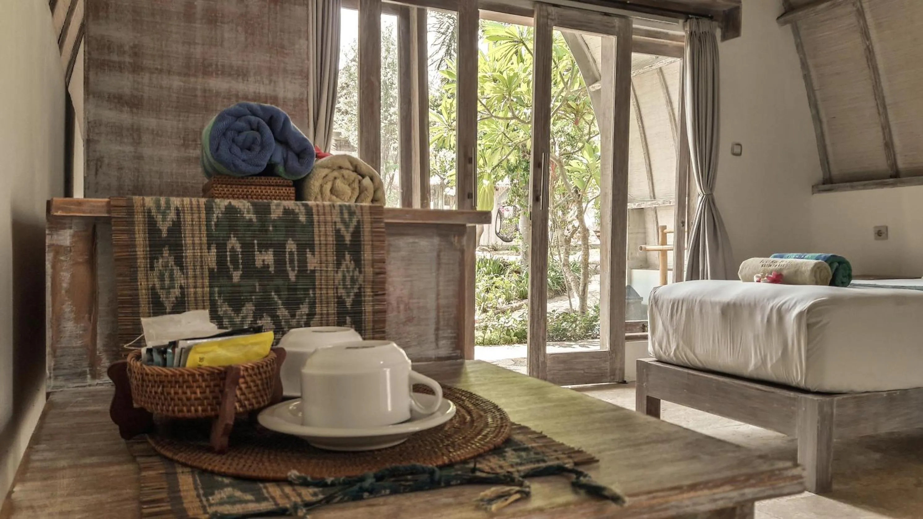 Coffee/tea facilities, Bed in Puri Air Beach Resort & Spa