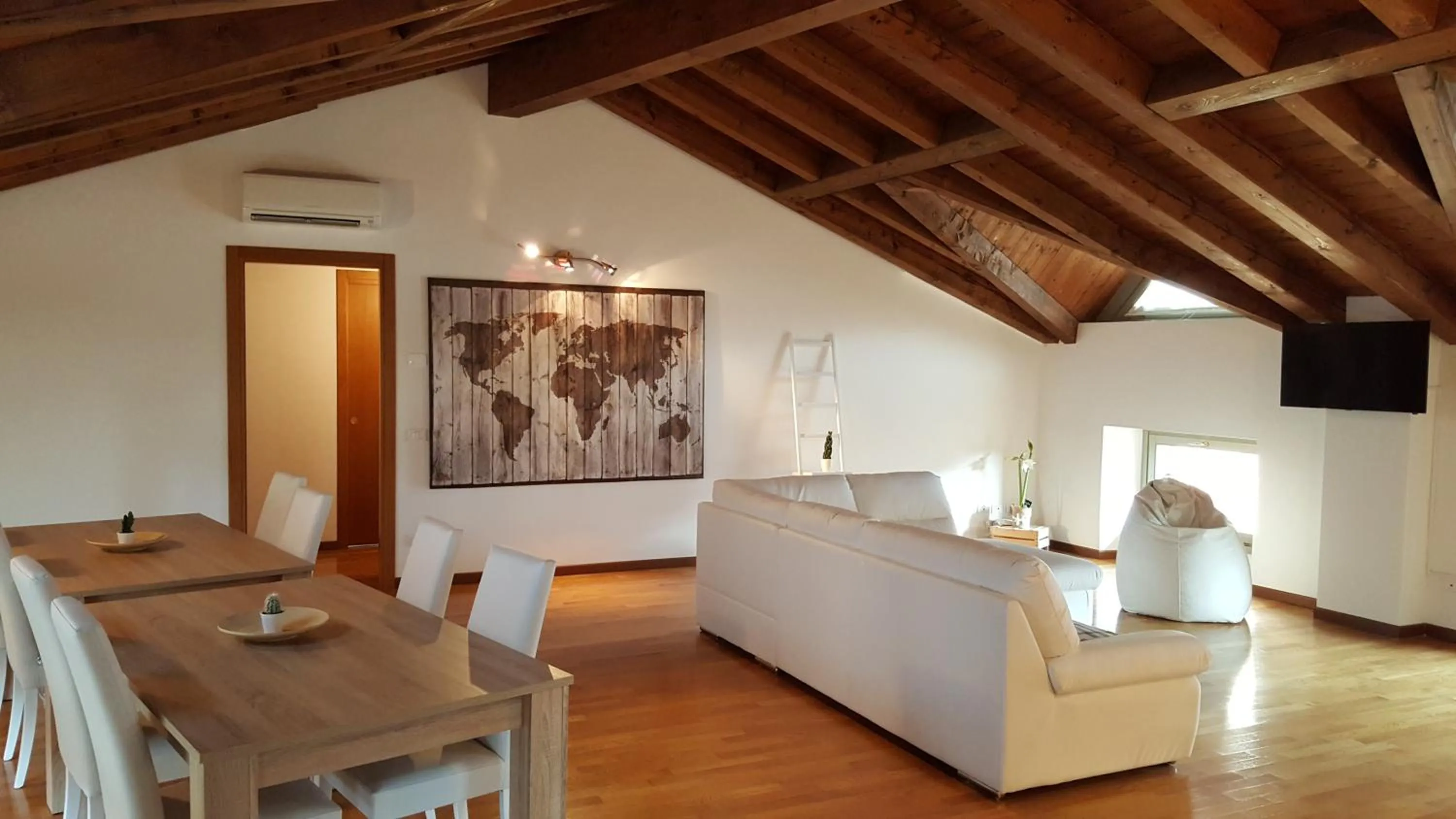 Seating area in Donizetti Royal