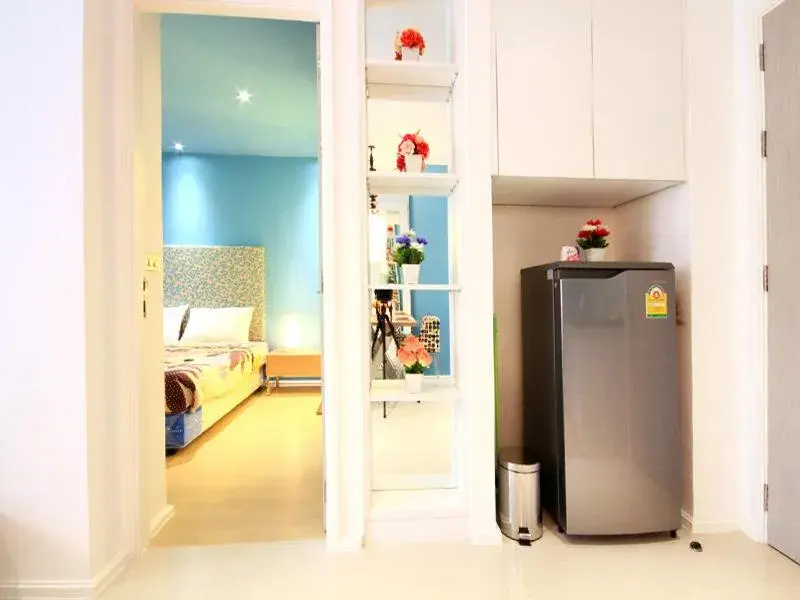 Bed, Kitchen/Kitchenette in Atlantis Condo & Water Park Pattaya By The Sea