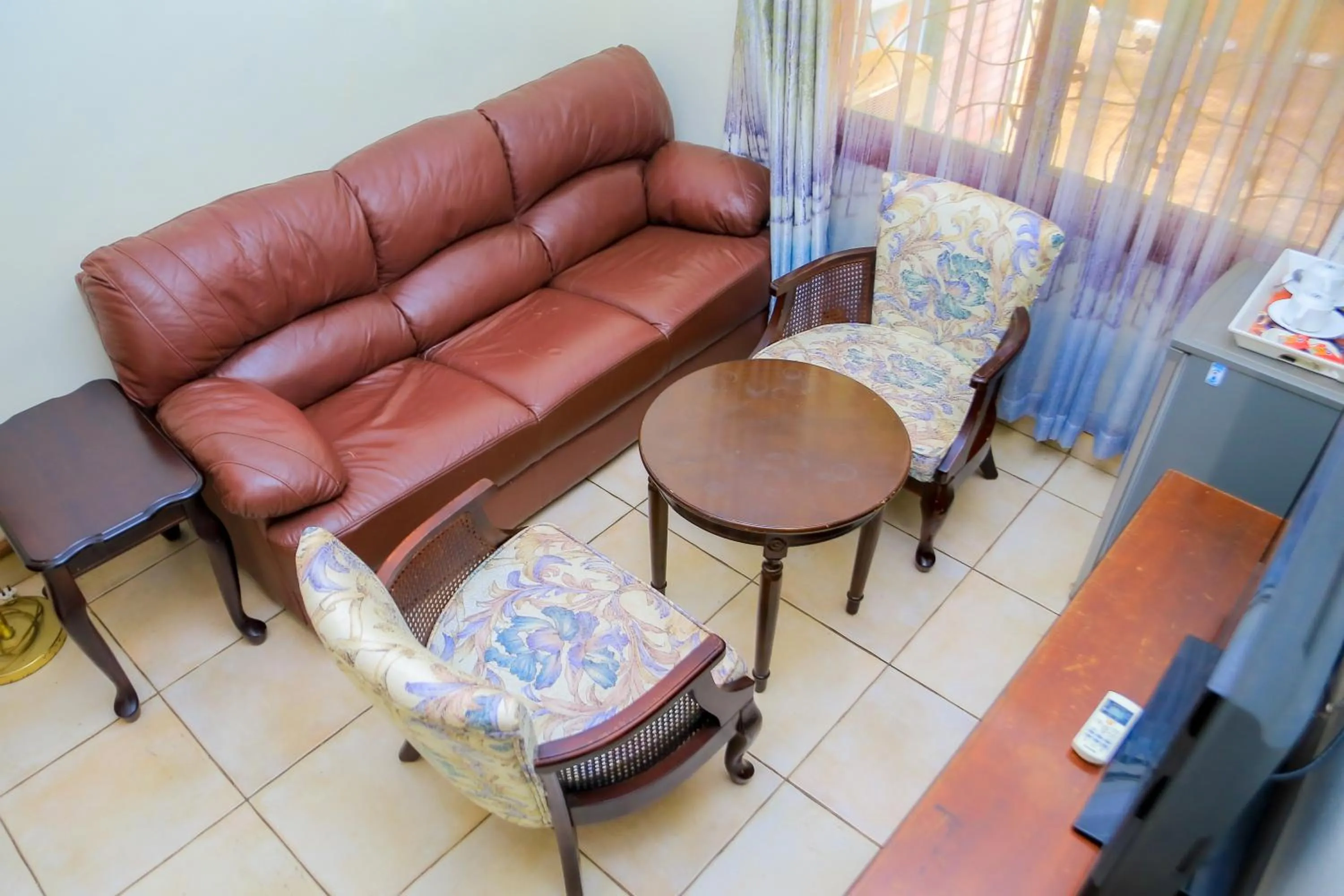 Living room in Shangri-la Hotel Muyenga