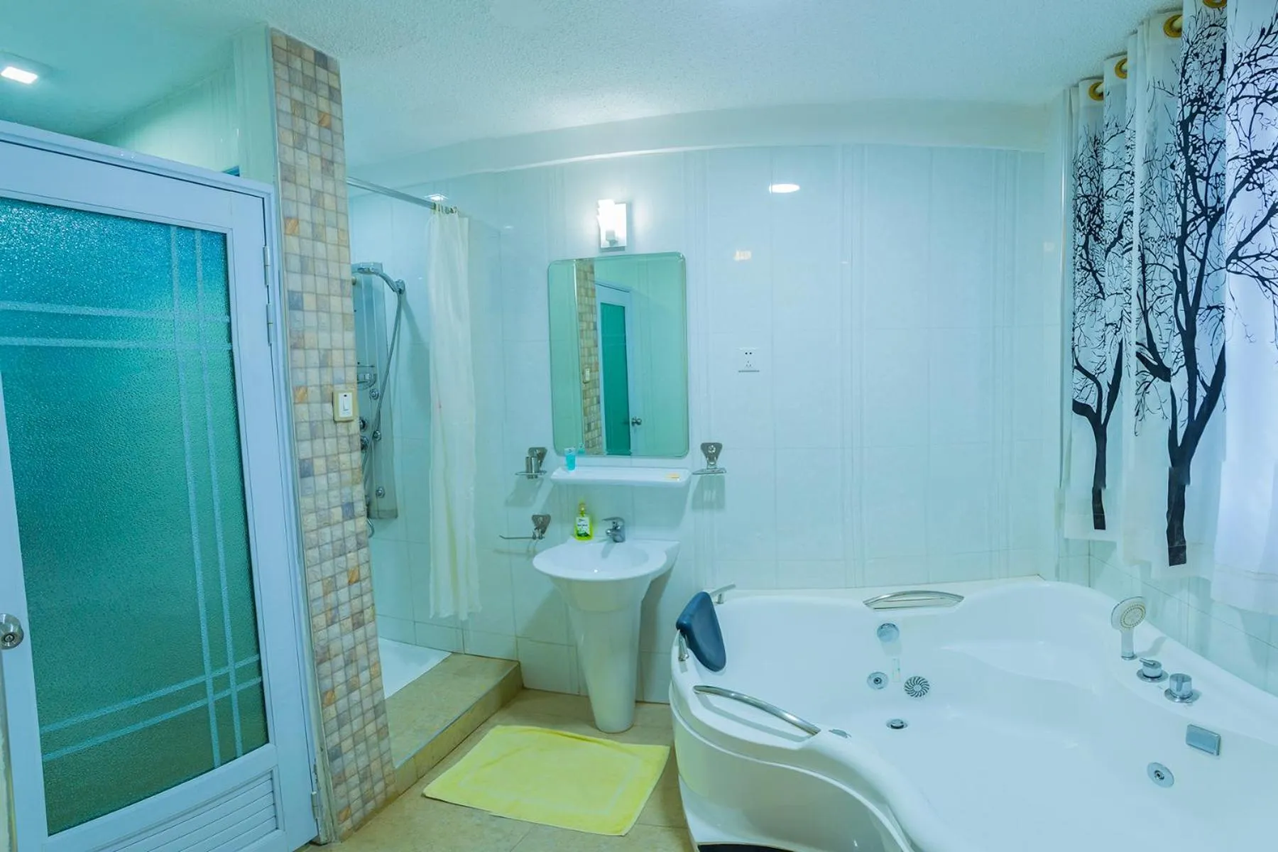 Shower in Shangri-la Hotel Muyenga