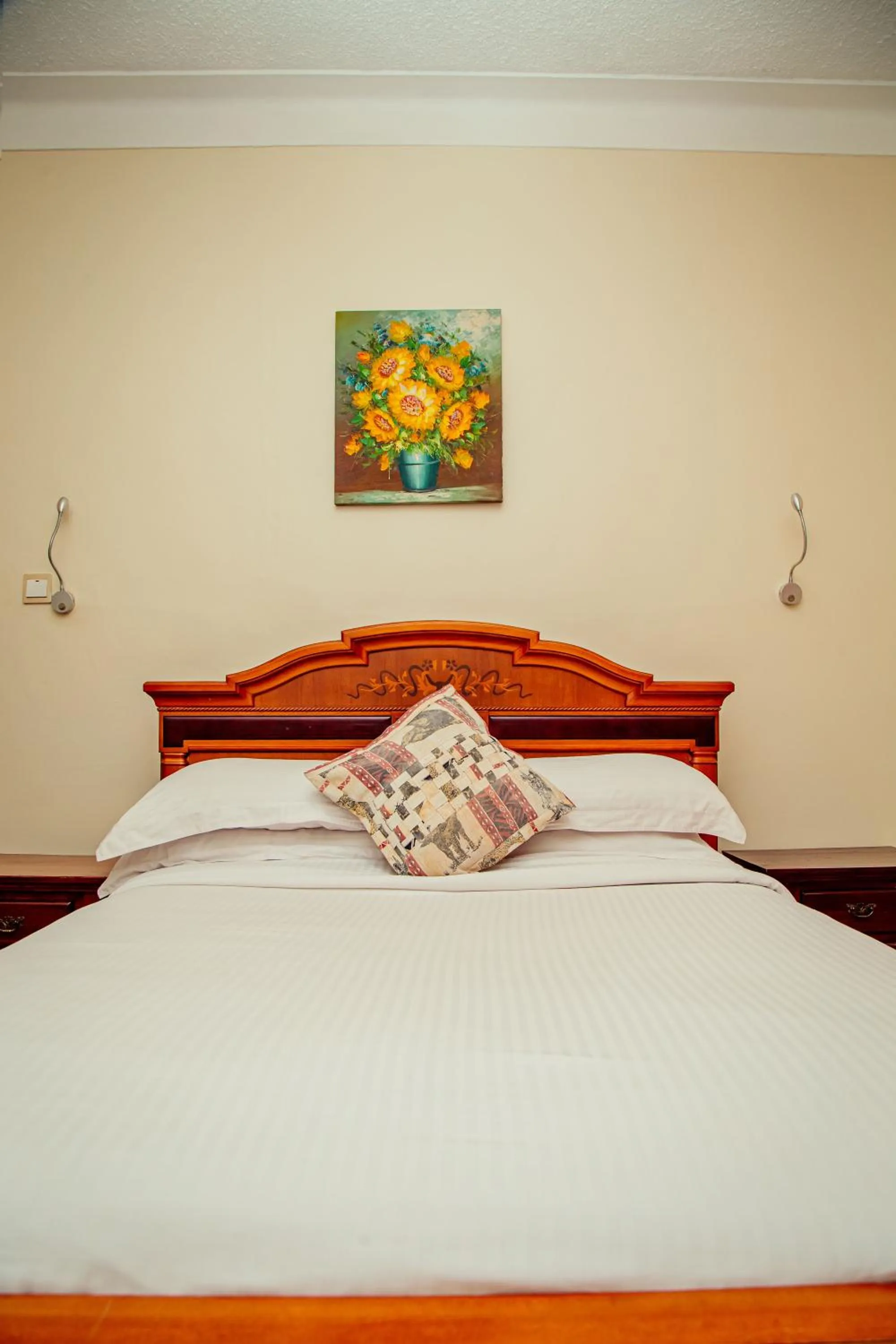 Bedroom, Bed in Shangri-la Hotel Muyenga