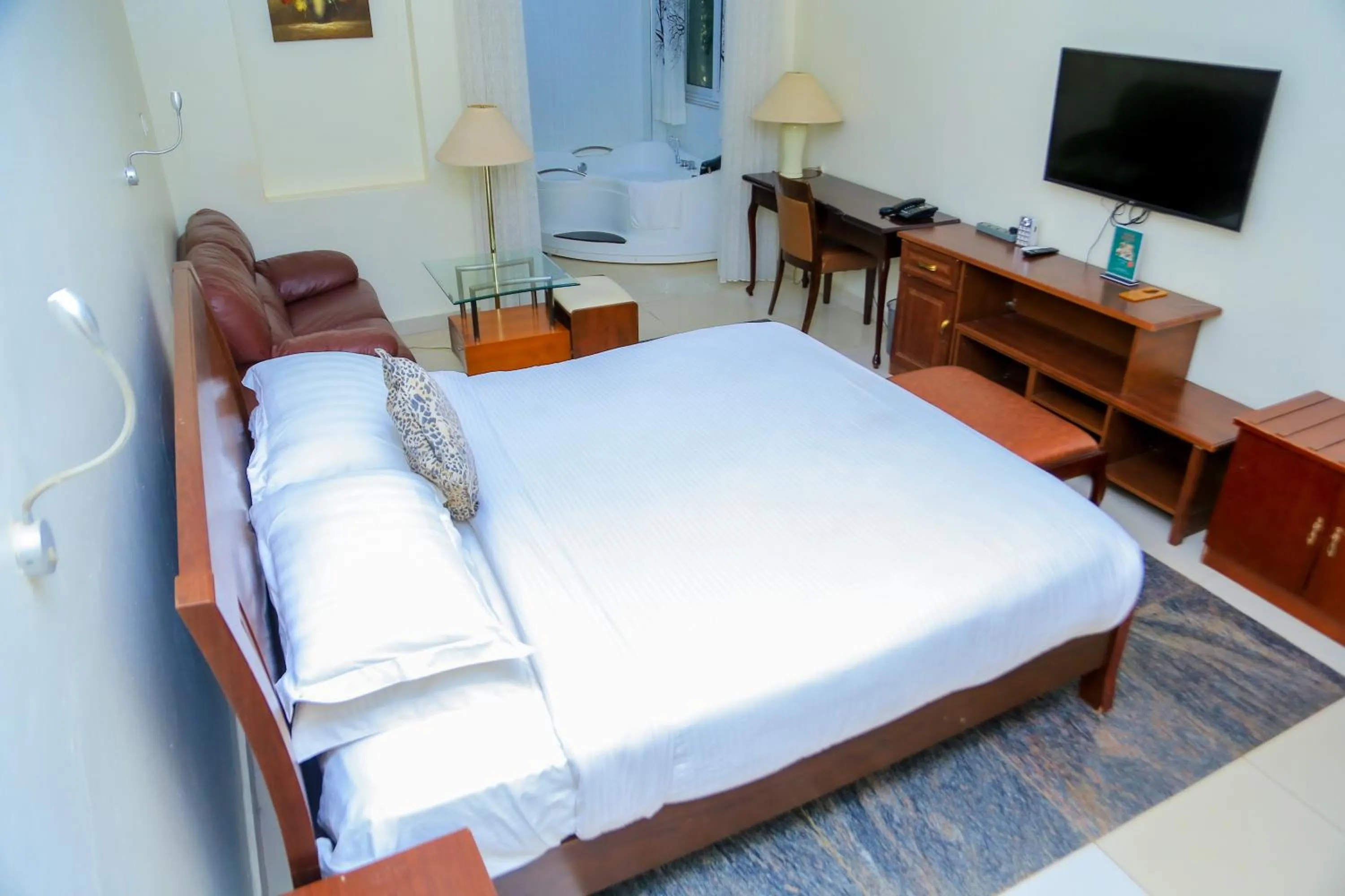 Bedroom, Bed in Shangri-la Hotel Muyenga