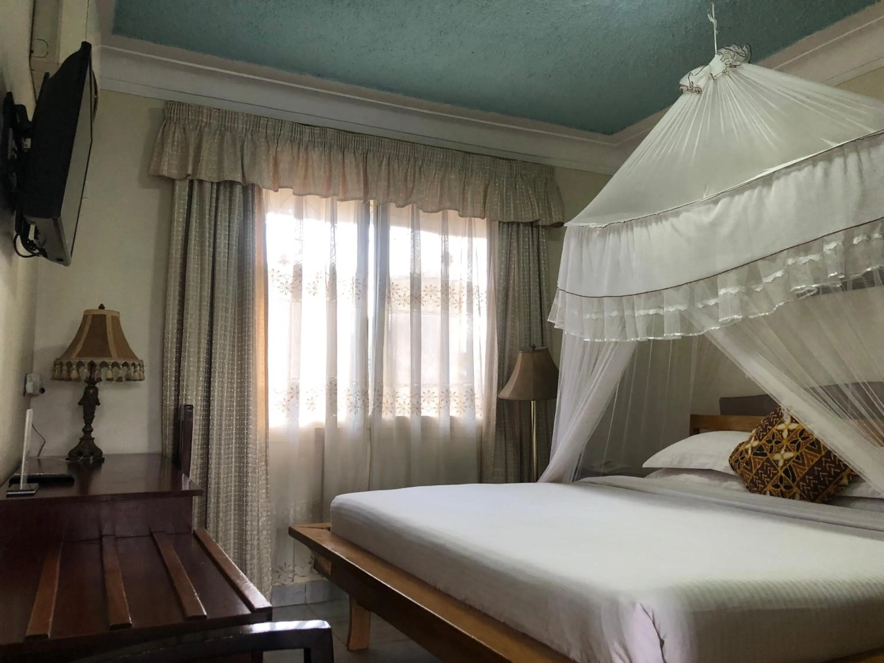 Bed in Shangri-la Hotel Muyenga