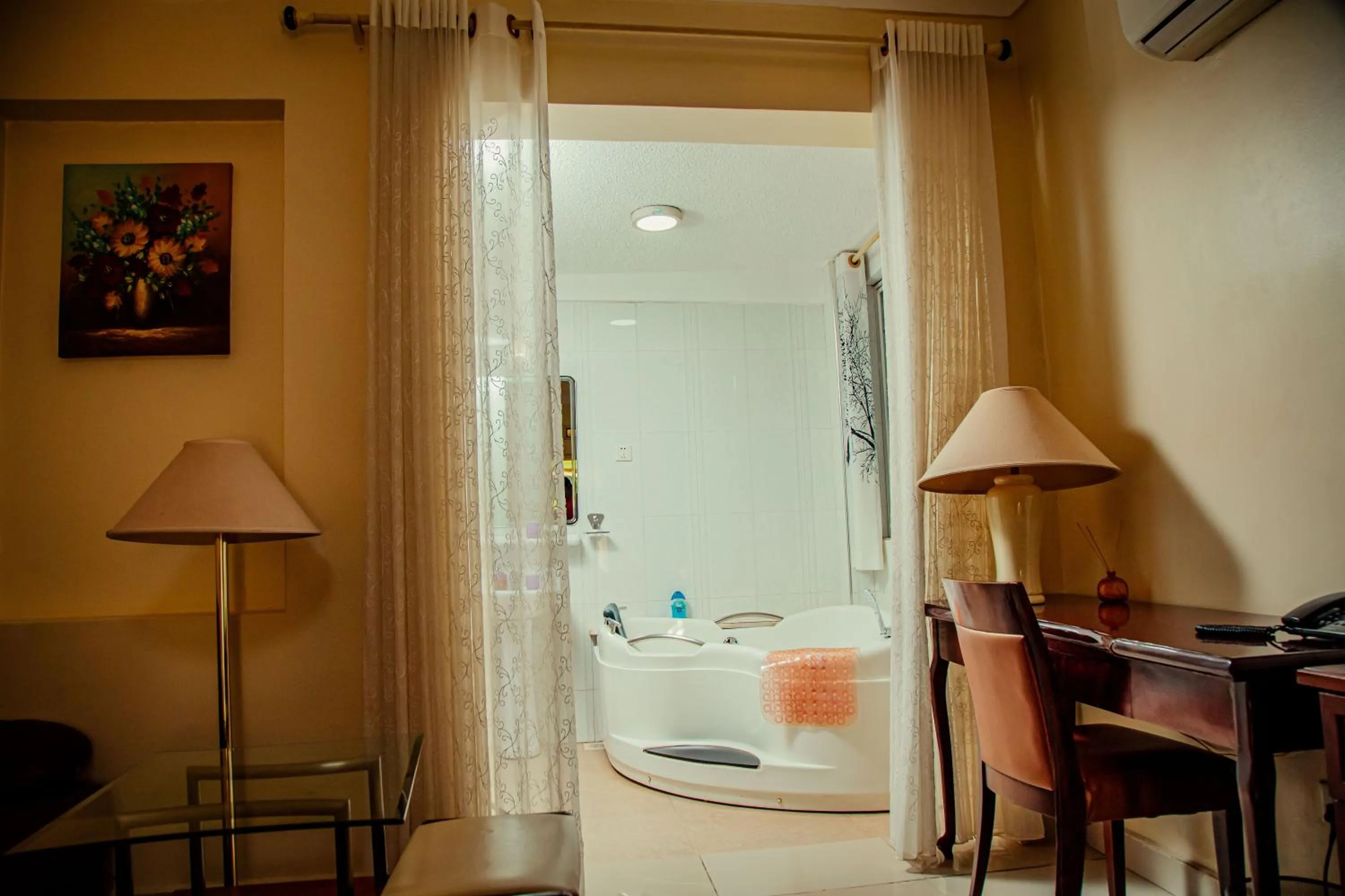 Bath in Shangri-la Hotel Muyenga