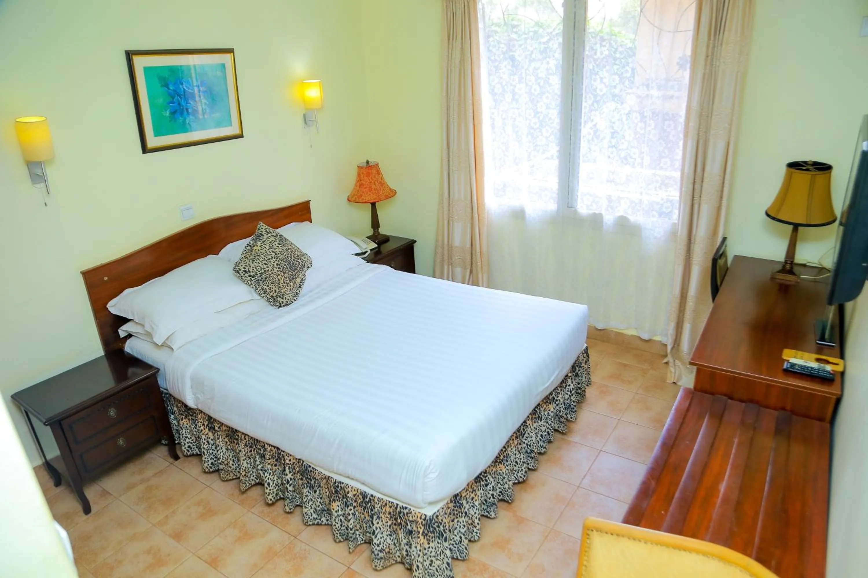 Bed in Shangri-la Hotel Muyenga