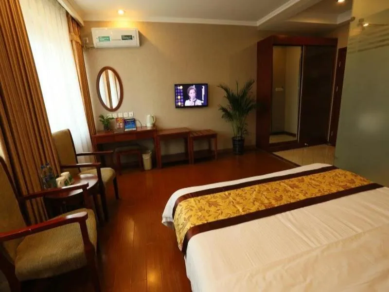 Bed in GreenTree Inn Beijing Changping Shahe Metro Station Express Hotel