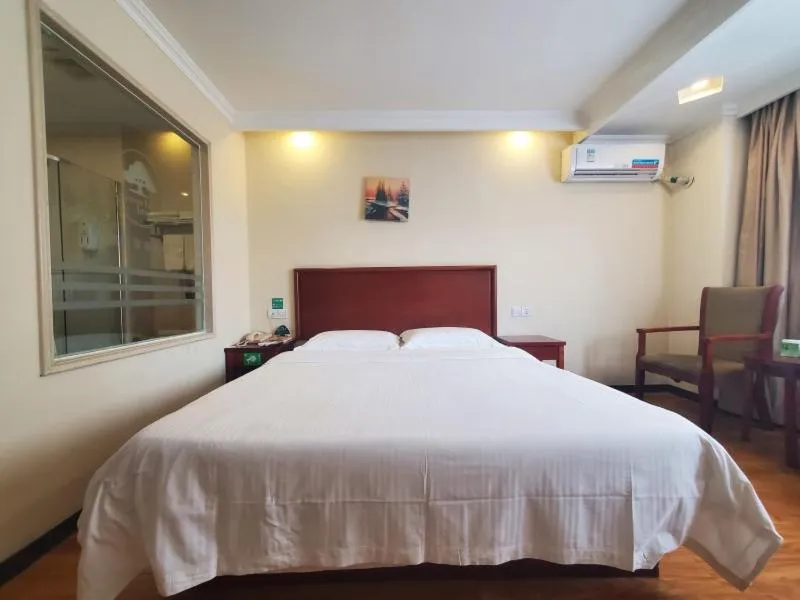 Bed in GreenTree Inn Beijing Xisanqi Bridge Business Hotel