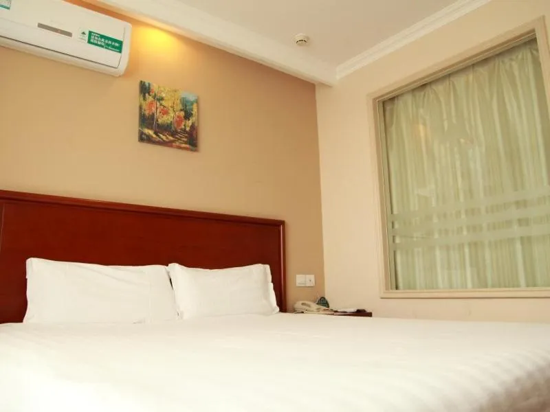 Bed in GreenTree Inn Beijing Xisanqi Bridge Business Hotel