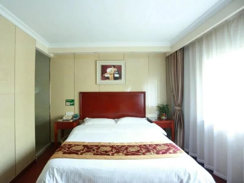 Bed in GreenTree Inn Shanghai Gongfu New Village Subway Station Express Hotel
