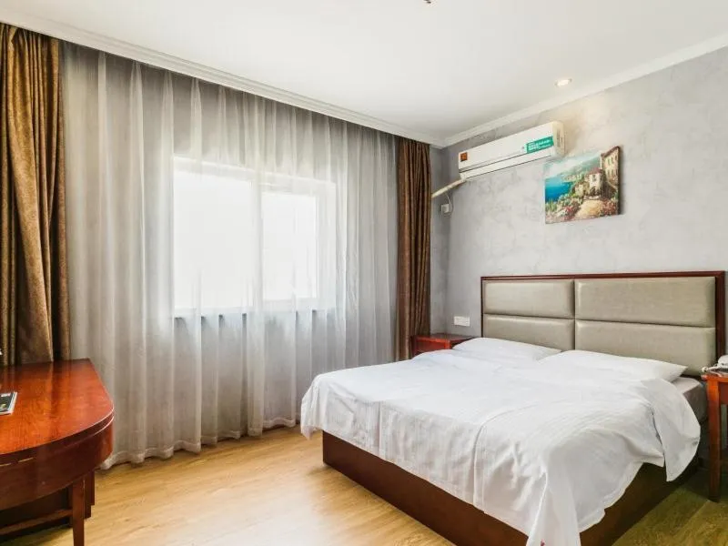 Bed in GreenTree Inn Shanghai Huinan Jinghai Road Express Hotel