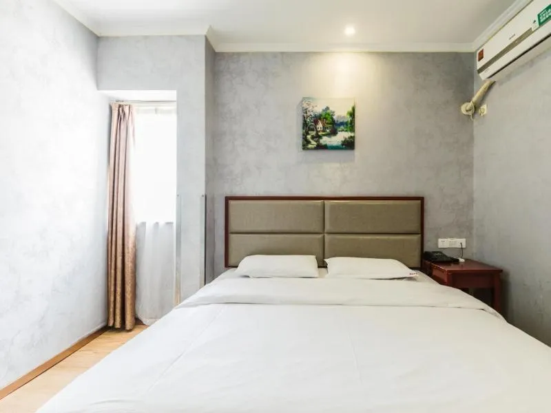 Bed in GreenTree Inn Shanghai Huinan Jinghai Road Express Hotel