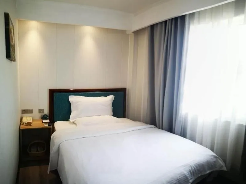 Bed in GreenTree Inn Nanjing Yuhuatai Scenic Spot China Gate Subway Station Express Hotel