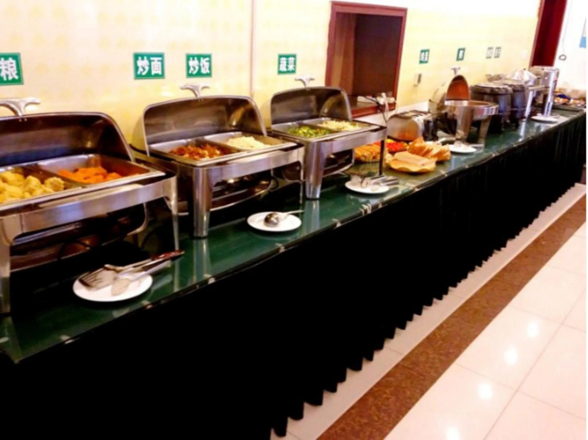 Restaurant/places to eat in GreenTree Inn Nanjing Yuhuatai Scenic Spot China Gate Subway Station Express Hotel