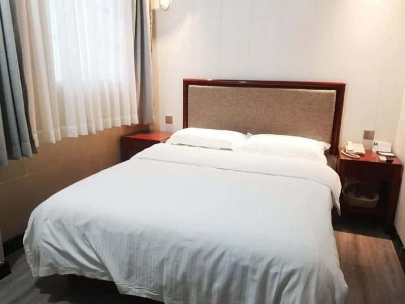 Bed in GreenTree Inn Nanjing Yuhuatai Scenic Spot China Gate Subway Station Express Hotel