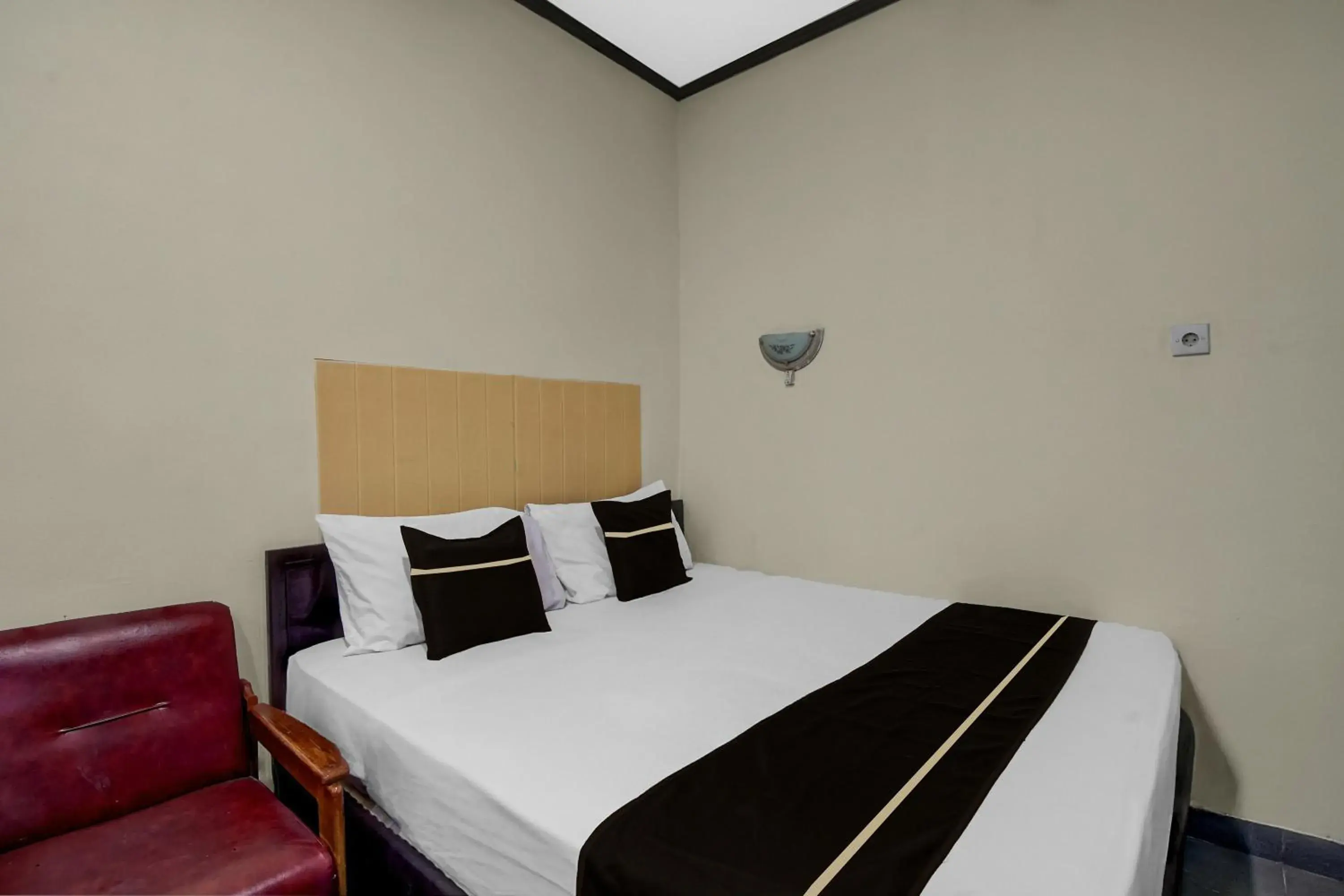 Deluxe Double Room in Hotel O near Mall Ciputra formerly Aloha Inn Deluxe Double Room in Hotel O near Mall Ciputra formerly Aloha Inn