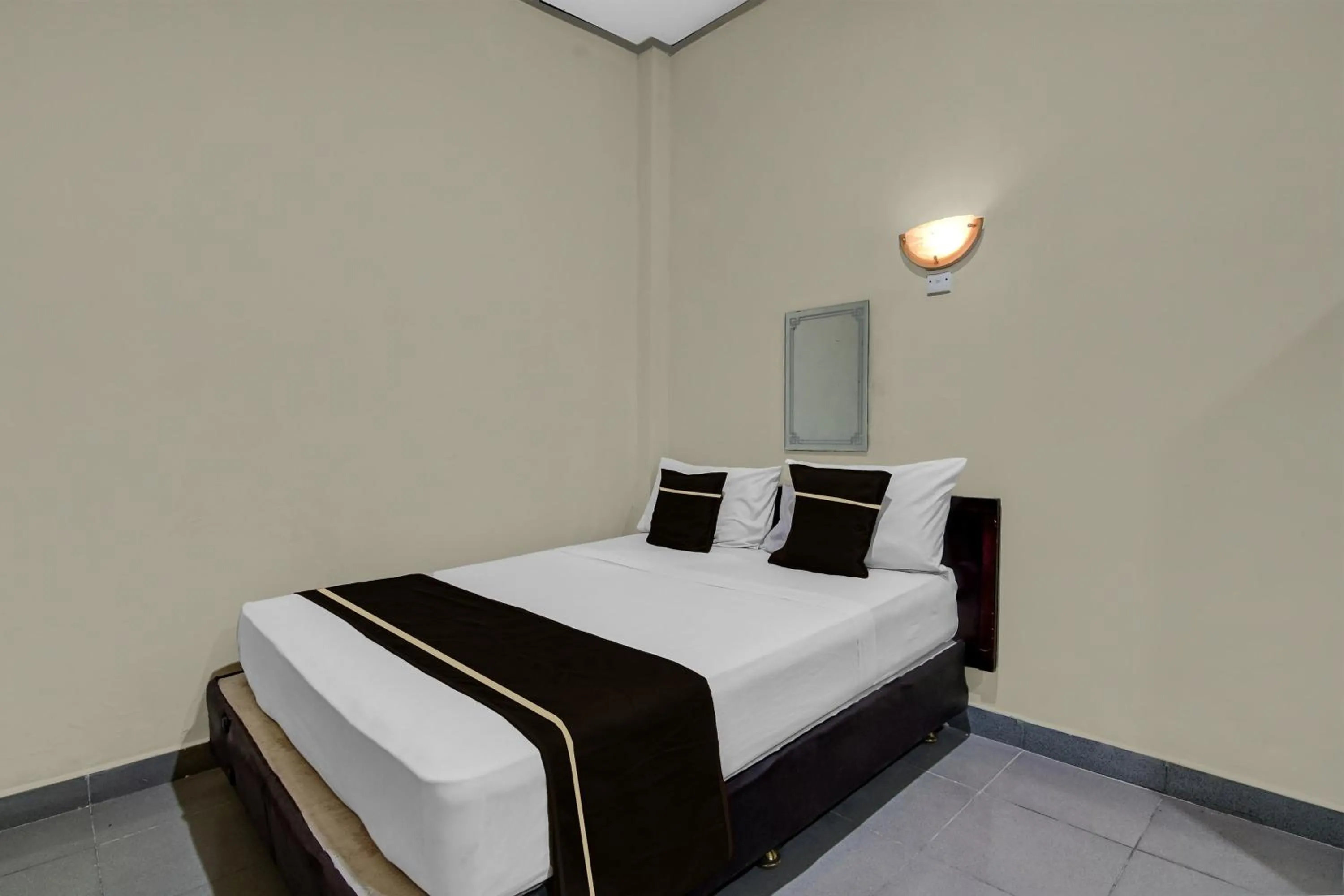 Standard Double Room in Hotel O near Mall Ciputra formerly Aloha Inn