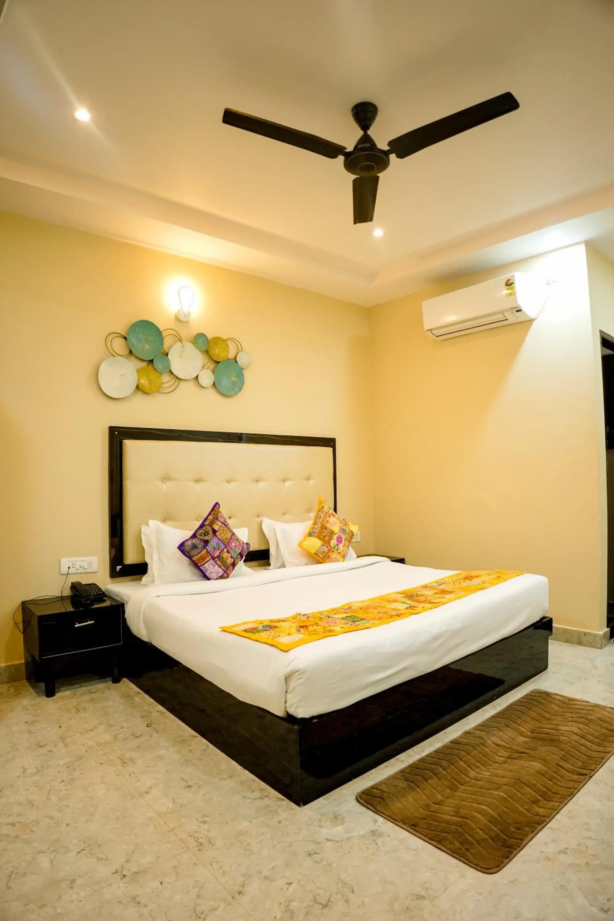 Deluxe Room - single occupancy in Hotel VS Residency Deluxe Room - single occupancy in Hotel VS Residency