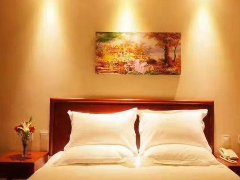 Bed in GreenTree Inn Inner Mongolia Chifeng Linxi Ronglin Homeland Express Hotel