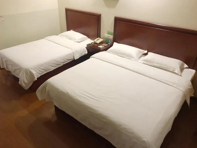 Bed in GreenTree Inn ZiBo LiuQuan Road Wal-Mart Square Express Hotel