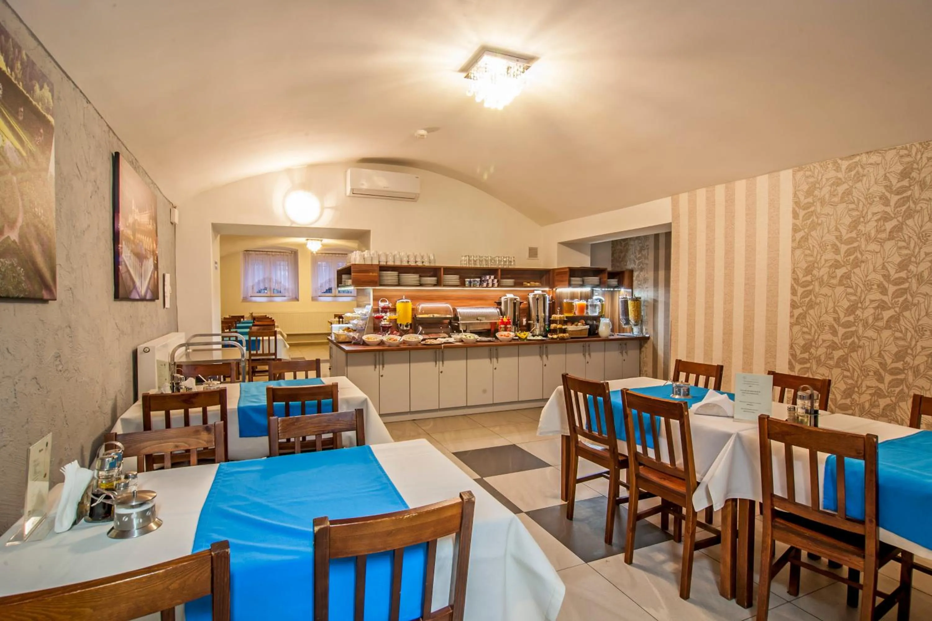 Restaurant/places to eat in Metropolitan Apartments