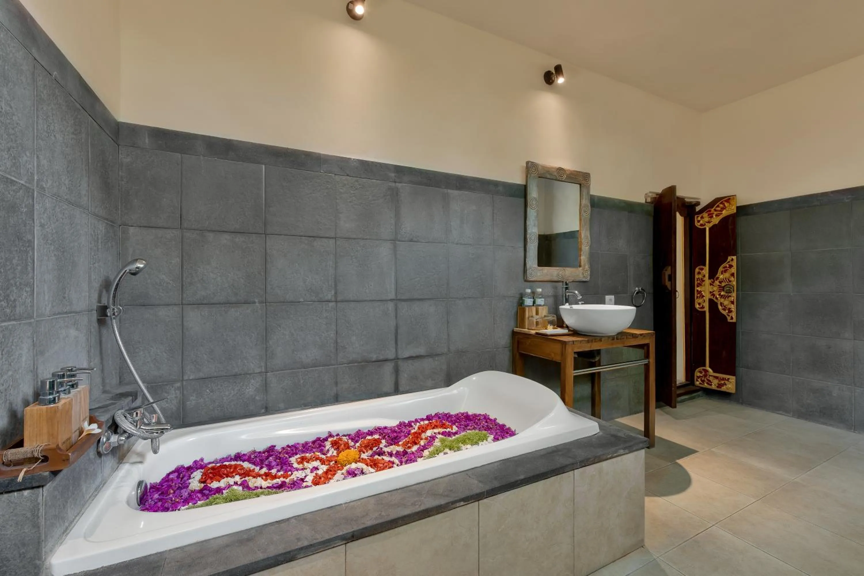 Bath, Bed in D'bale Ananda Villa Ubud