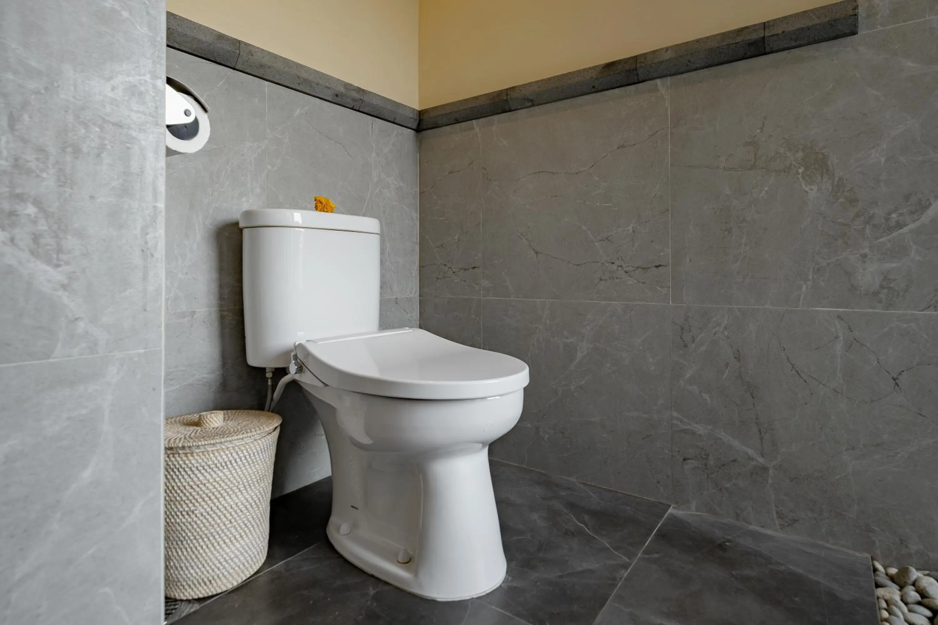 Toilet in D'bale Ananda Villa Ubud