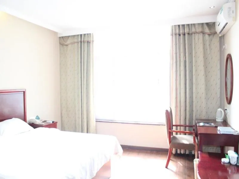 Bed in GreenTree Inn Henan Kaifeng Gulou Square Express hotel
