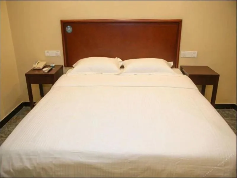 Bed in GreenTree Inn JiangSu ZhenJiang DingMao Industrial Park WoDe Square Express Hotel