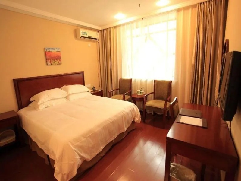 Bed in GreenTree Inn Yangzhou Slender West Lake South Gate Express Hotel