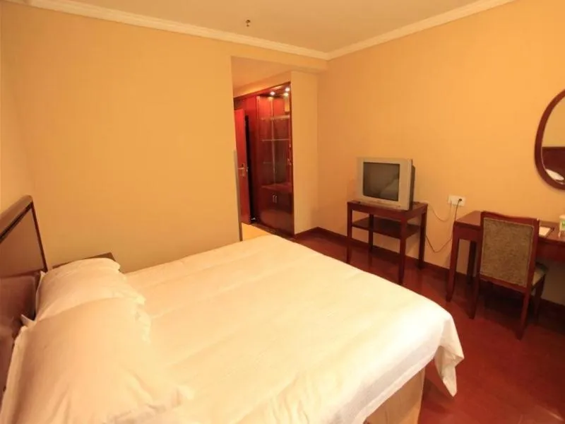 Bed in GreenTree Inn Yangzhou Slender West Lake South Gate Express Hotel