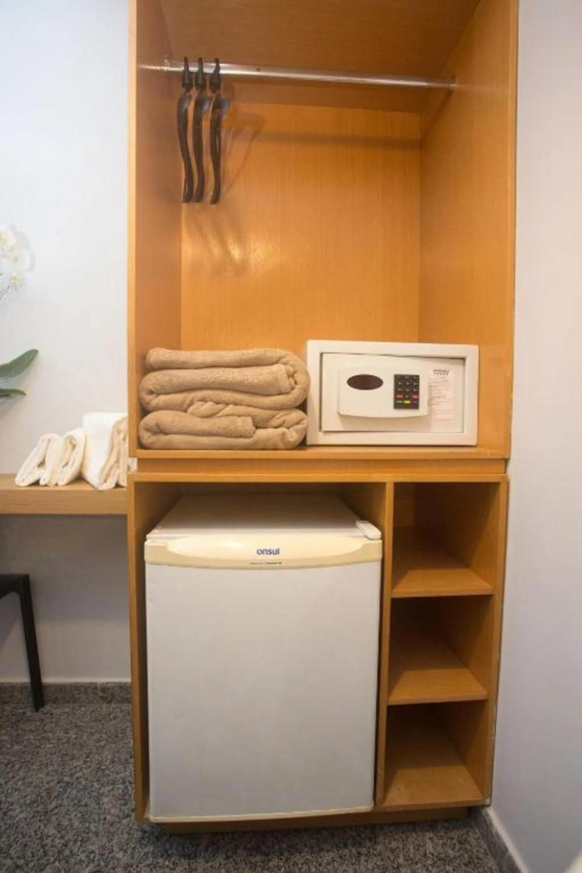 oven in Regency Copacabana Hotel