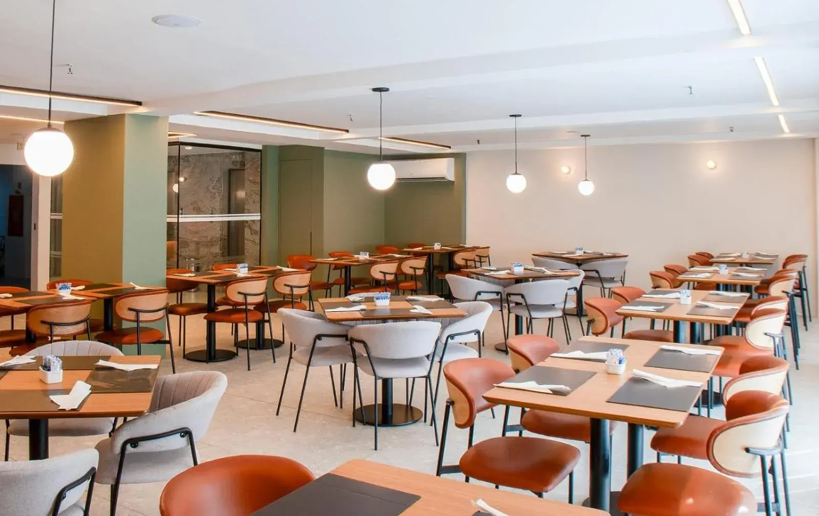 Restaurant/places to eat in Regency Copacabana Hotel Restaurant/places to eat in Regency Copacabana Hotel