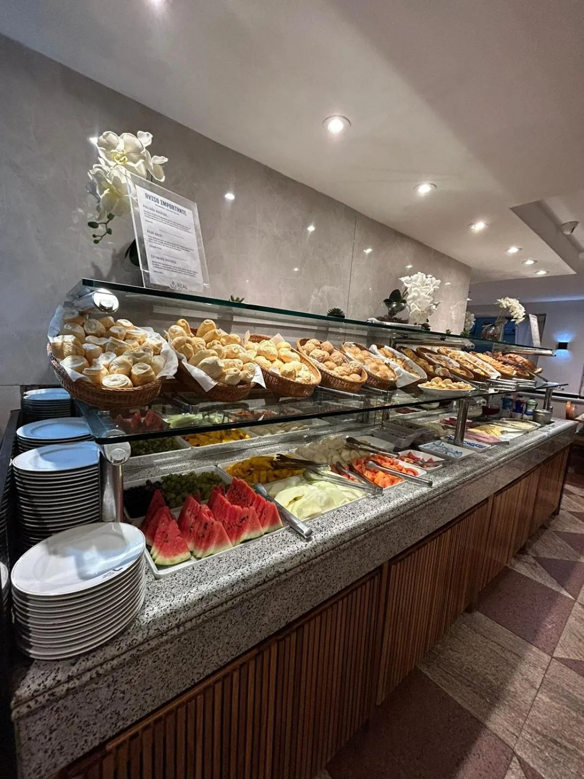 Restaurant/places to eat in Real Palace Hotel