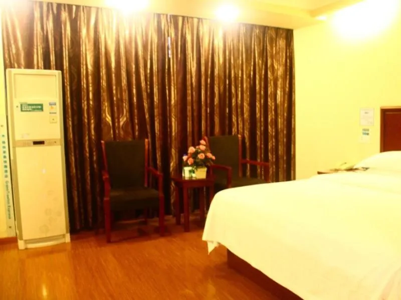 Bed in GreenTree Inn Anhui Hefei Lujiang Yulongwan Express Hotel