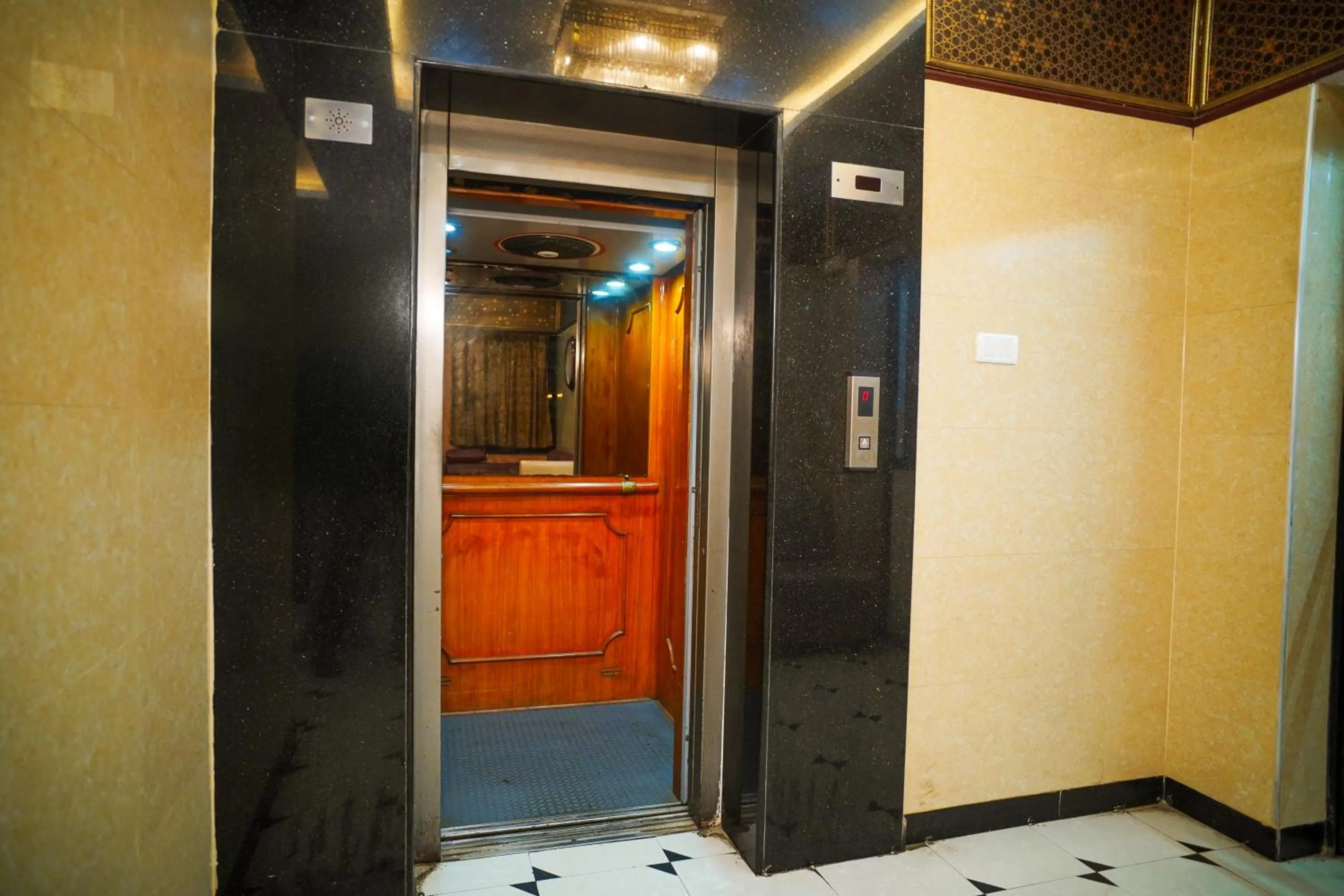 Hotel Raaj Bhaavan